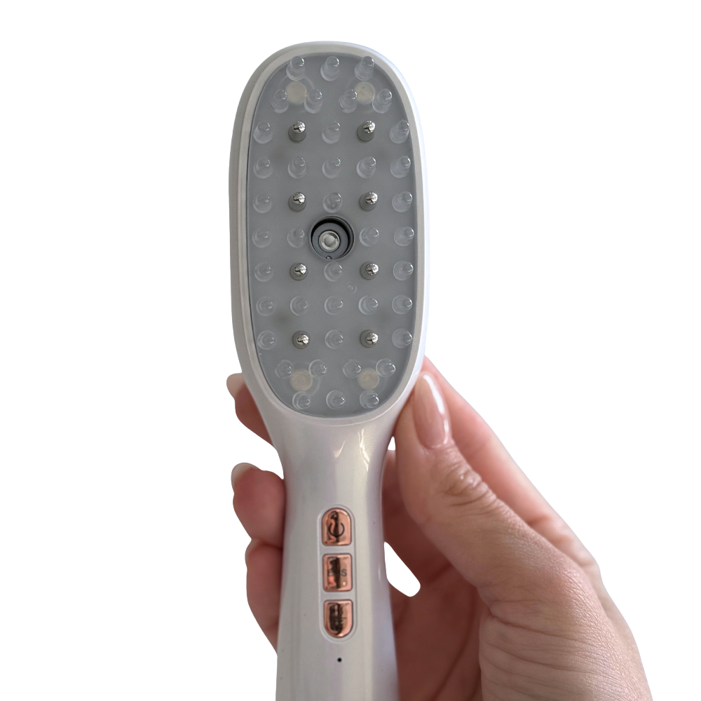 Light therapy comb improving scalp health